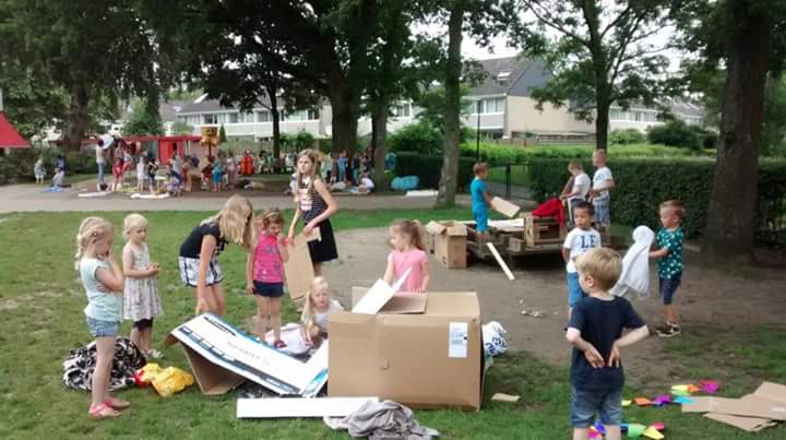PCBO_DePloeg's tweet photo. Met de hele school hutten bouwen op De Ploeg. Wat een feest! https://t.co/OmBtfLhniH