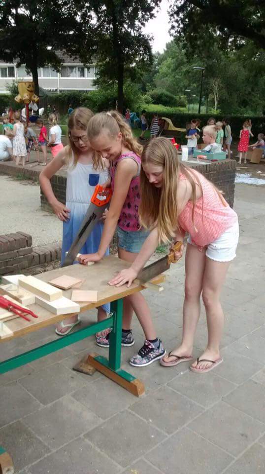 Met de hele school hutten bouwen op De Ploeg. Wat een feest!