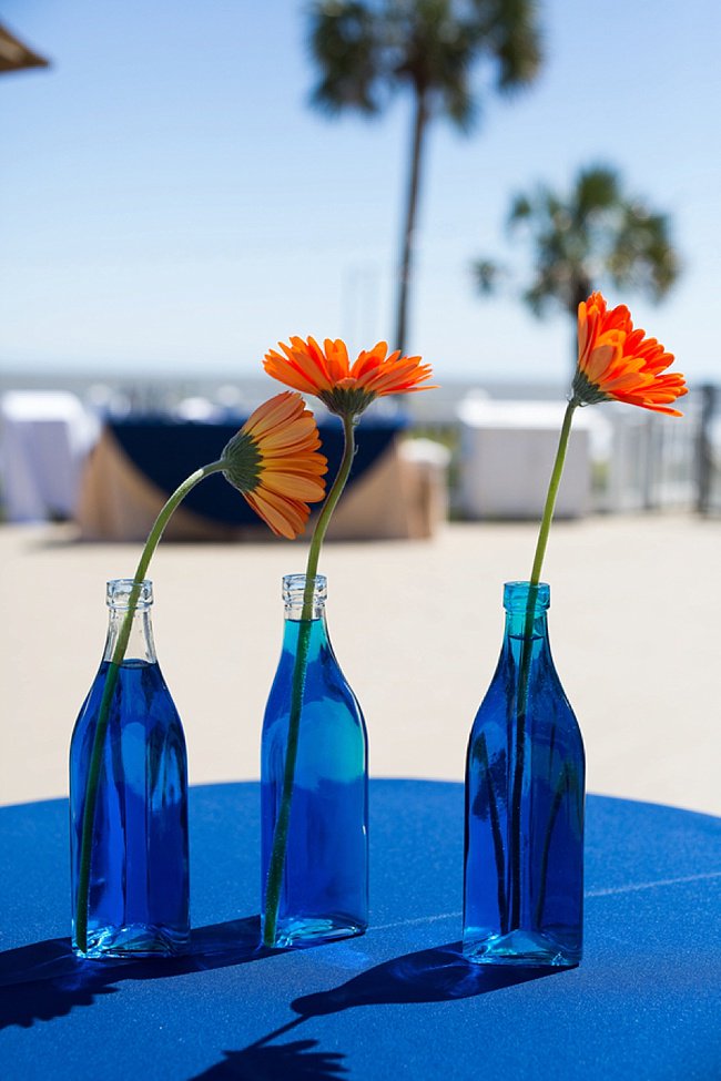 Citrus details at this beach wedding have us swooning! #beachwedding bit.ly/28Pfl1X