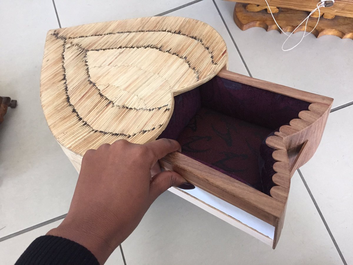 DIRCO_ZA's tweet photo. This beautiful jewelry box was crafted by prisoners using match sticks #Apsd2016 https://t.co/vziKrzmxCR