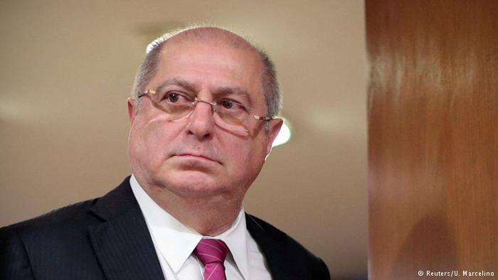 dw_brasil's tweet image. PF prende ex-ministro #PauloBernardo dw.com/p/1JBtK