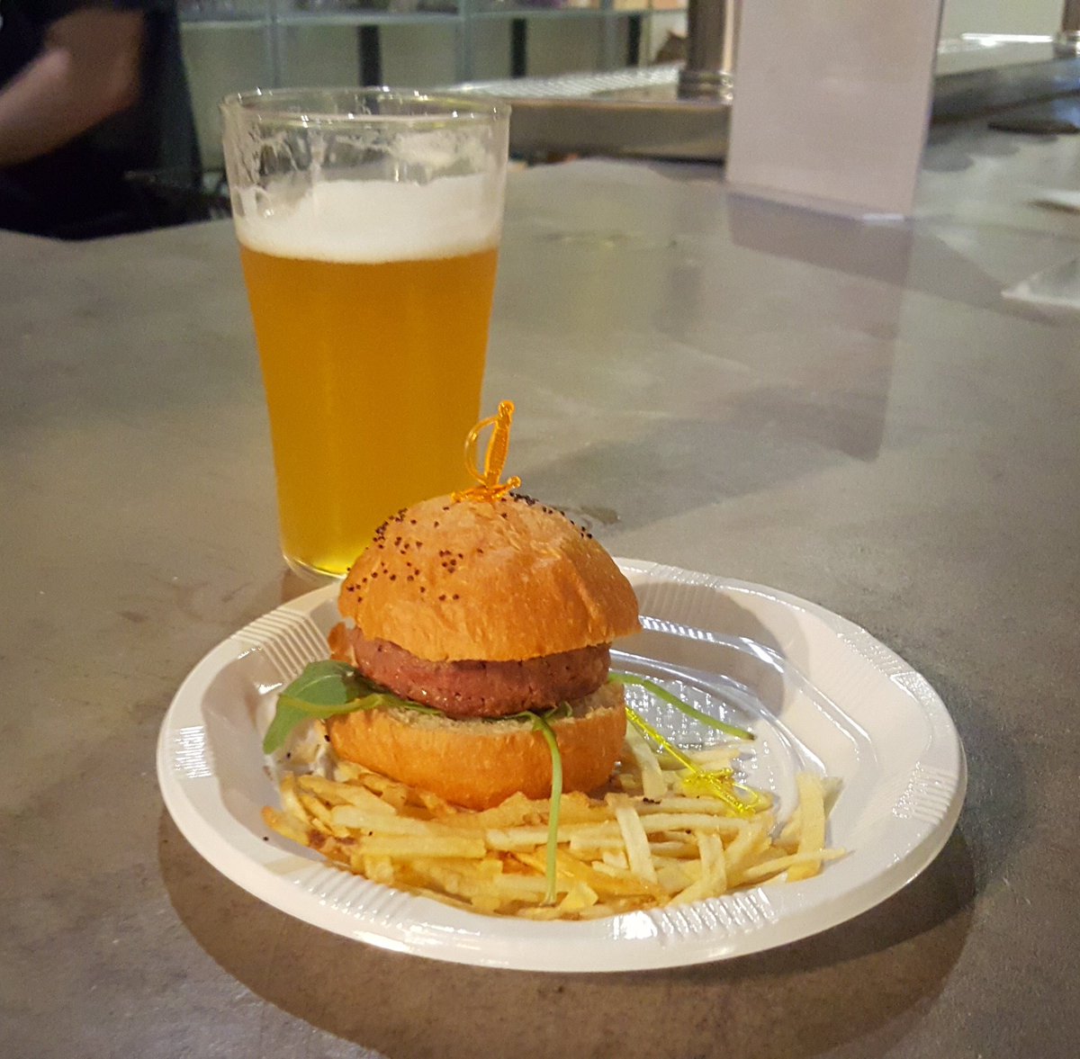 VGastronomicos's tweet photo. Mini burger Portofino con cerveza Cannonball de UK en el #MeetTheCook de @Olhops con @vareaburger https://t.co/d4nFk64OJo
