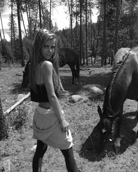 Would much rather spend my time outdoors with these beautiful horses than going out to the club💙 https://t