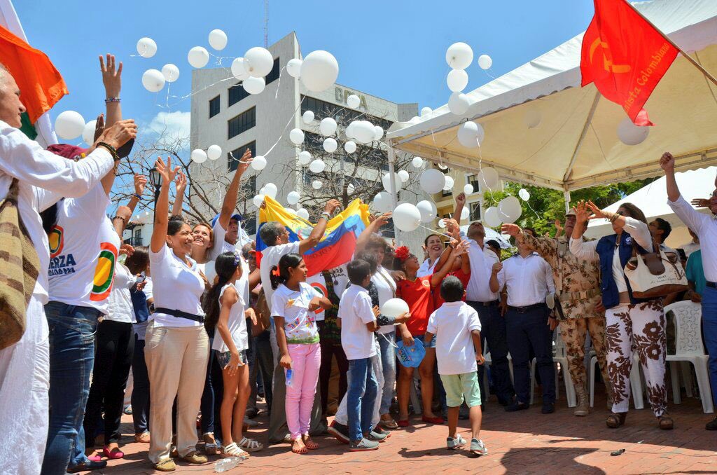 infopresidencia's tweet photo. Samarios elevan globos blancos en símbolo del #SíALaPaz. En el Caribe dicen #AdiósALaGuerra [📷 @SantaMartaDTCH] https://t.co/hGyXbl31k7