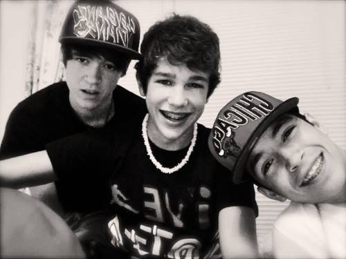 ouijaboardbrock's tweet photo. @AustinMahone @Robvilla_ @AlexConstancio @Zach_Dorsey
I miss this so much 5 years go by so fast😭😔😔♡♡♡ #FoolishFour https://t.co/03et9N0a8v