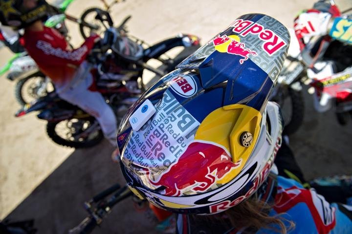 intel's tweet image. Curious to know how #Intel is impacting the #redbullxfighters event? Read more here: win.gs/28TBlcJ