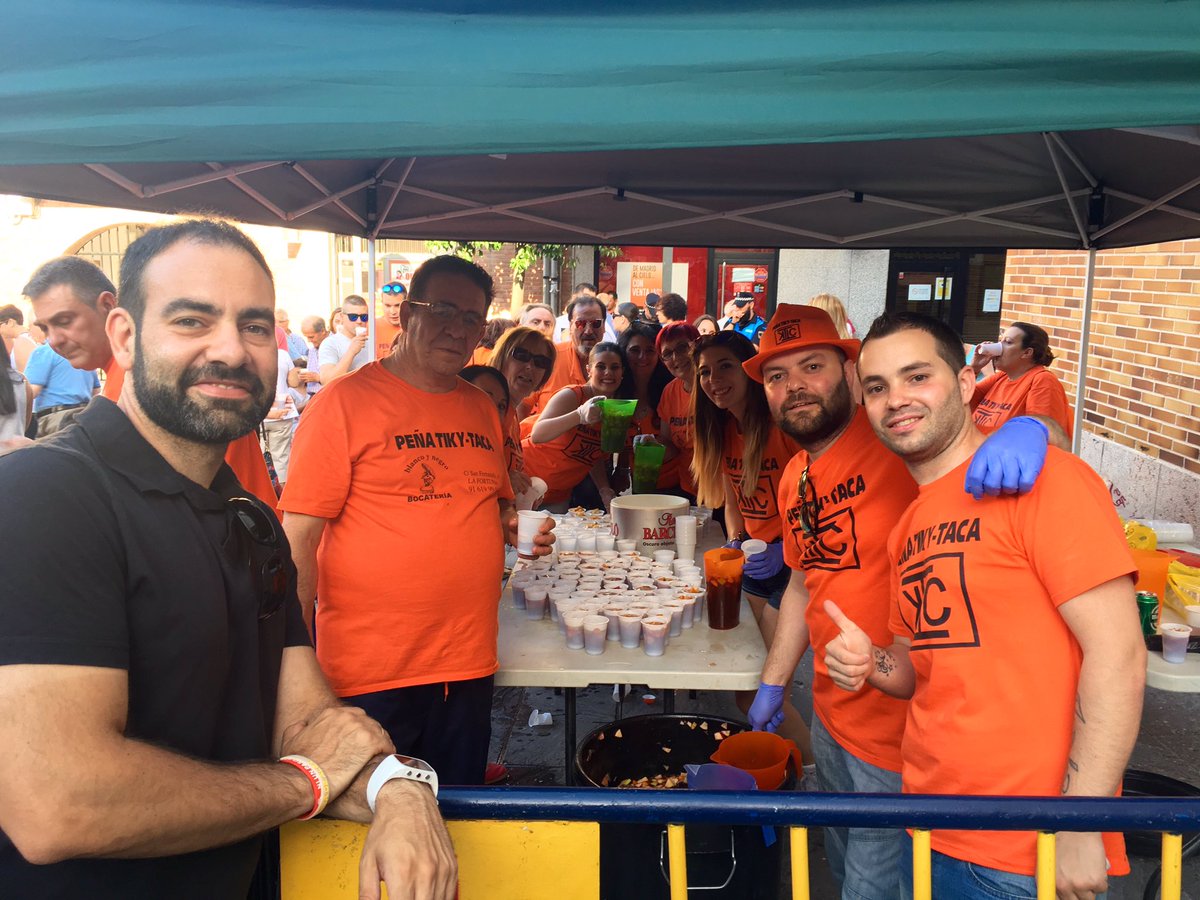 UnionporLeganes's tweet photo. Grandes la Peña Tiky-Taca del barrio La Fortuna en su tradicional reparto de limonada. #FiestasSanFortunato16. https://t.co/LD4Ofn7vv2