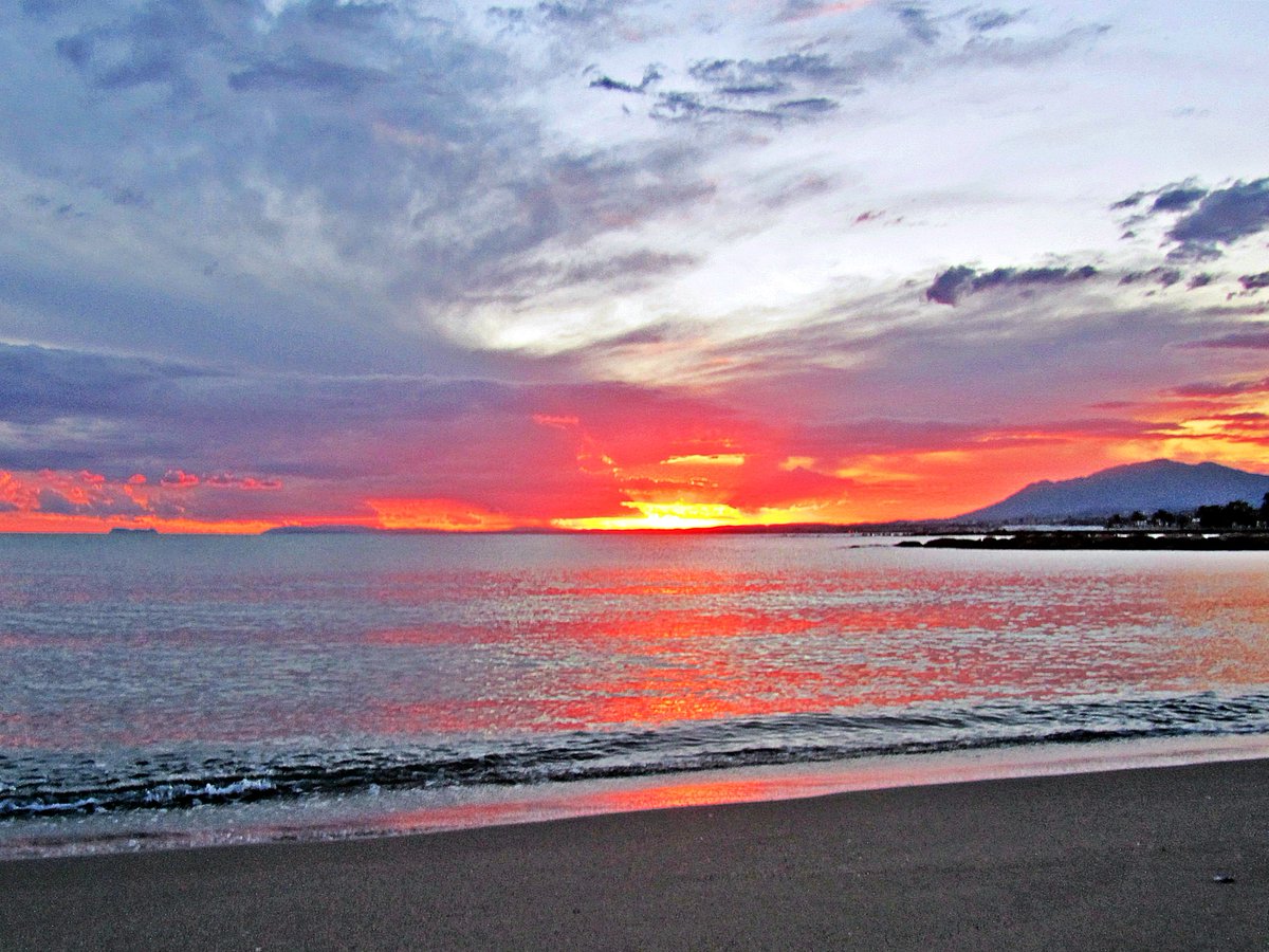 antonioc551's tweet photo. Colores del atardecer en la costa del Mediterráneo https://t.co/p9IrQOZUJl