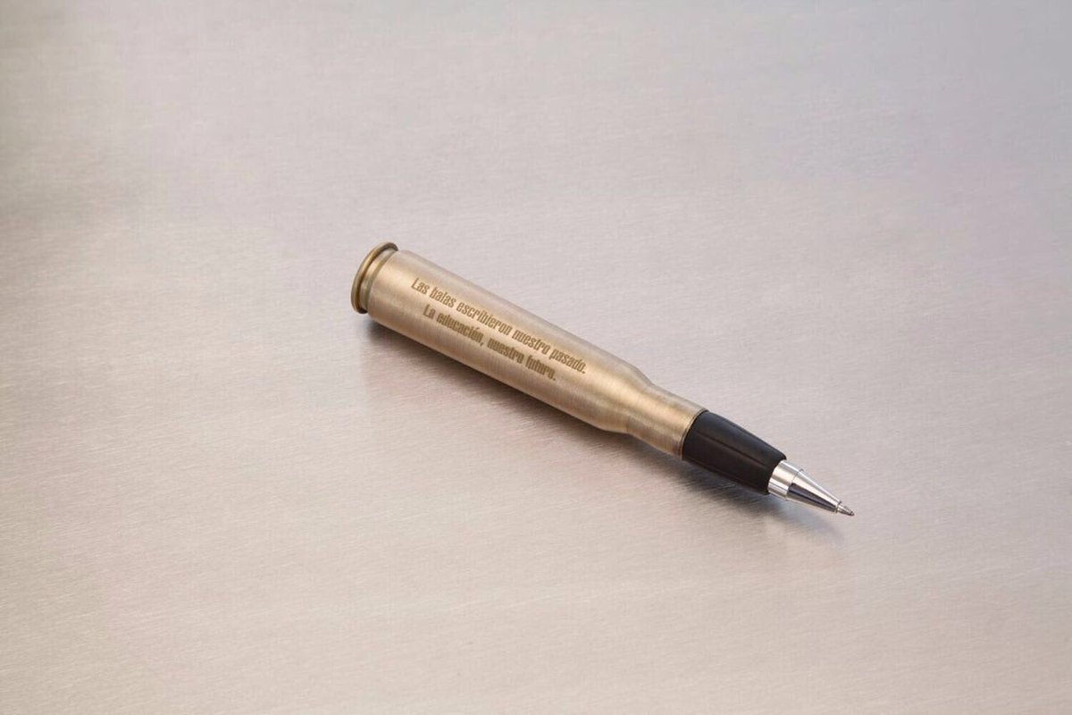 El regalo de <a href="/JuanManSantos/">Juan Manuel Santos</a> a @Timochenko_FARC. "La educación escribirá nuestro futuro"