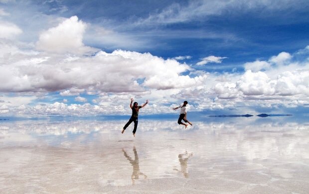 Psolemn's tweet photo. sara de uyuni(ซารา เดอ อูยูนี) ประเทศโบลิเวียเป็นพื้นราบเกลือที่ใหญ่ที่สุดในโลกและมีเงาสะท้อนสุดจ๊าบตามภาพ กูปักหมุด https://t.co/g0uRtJGBxG