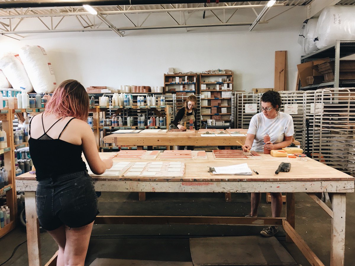 MercuryMosaics's tweet image. The glazing girls doin' their thing. 🖌🎨 #handmadetile #tilemaking #tilemakers #morethantile #mercurymosaics
