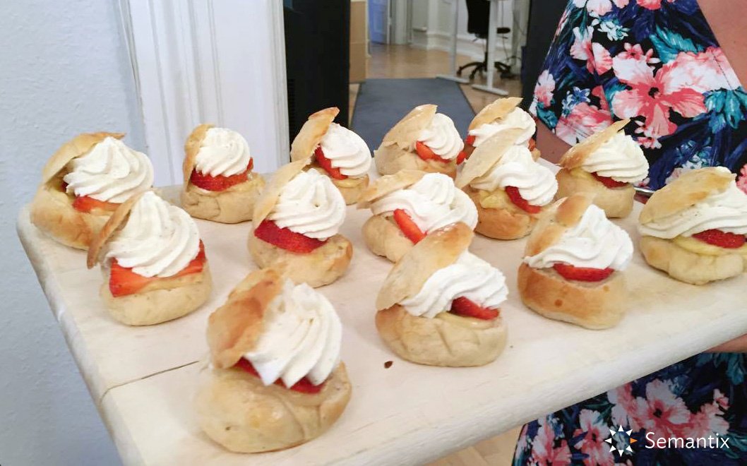 Semantix_sv's tweet photo. Efter regn kommer solsken men vad kommer efter #semlan? Jo, somlan. En semla, fast sommaranpassad. Mums! https://t.co/39lH4y16ao