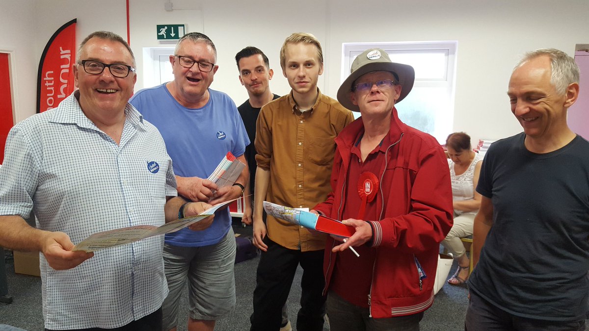 Simon_Giarchi's tweet photo. The gang from @PlymouthLabour campaigning hard for #remain in #EUreferendum - @PlymStrongerIn https://t.co/qDriUcTJI9