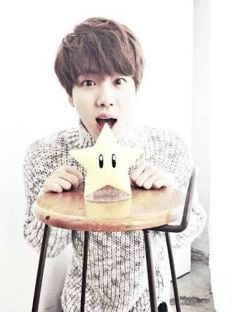 OTP_Bangtan's tweet photo. Você vê uma estrela? Eu vejo duas, so que uma delas brilha tanto e é tão linda que as vezes acho que ela não é real https://t.co/BNvhPqECB6