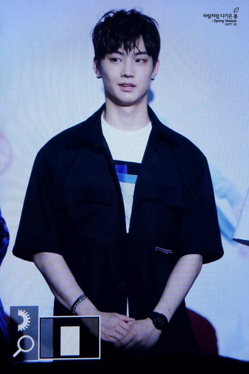 springbreeze16's tweet photo. 160623 FLY in SG Meet&amp;Greet 윗층 팬들한테도 이쪽저쪽 인사🙋👋👋 예뻥👼💖 #JB #재범 #GOT7 https://t.co/nUfgXO4iw4