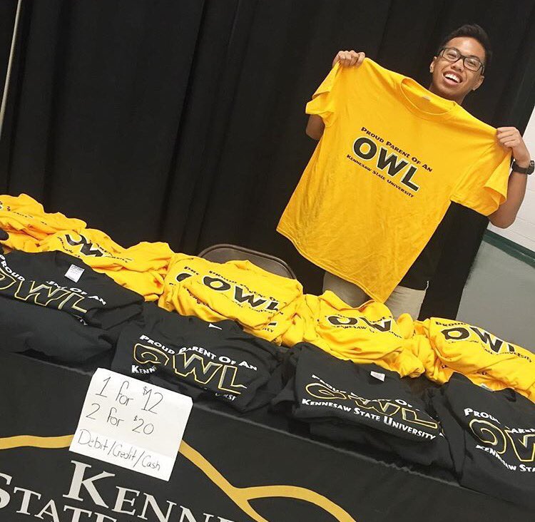 KSUIgnition's tweet image. Parents stop by the Tshirt table! Make this your first step at joining our owl family! #kennesawstate #Ignition