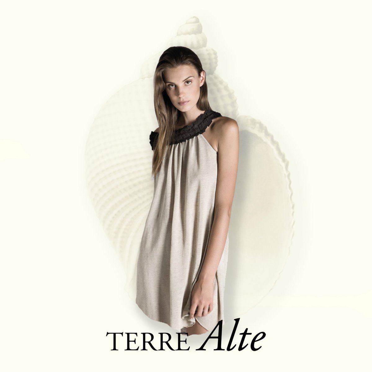 TerreAlteStyle's tweet photo. For a dinner by the sea, with your feet on the #Sand.
#terrealtestyle #handmade #glam #style #elegance #fashion https://t.co/BQ4v6L6WyY