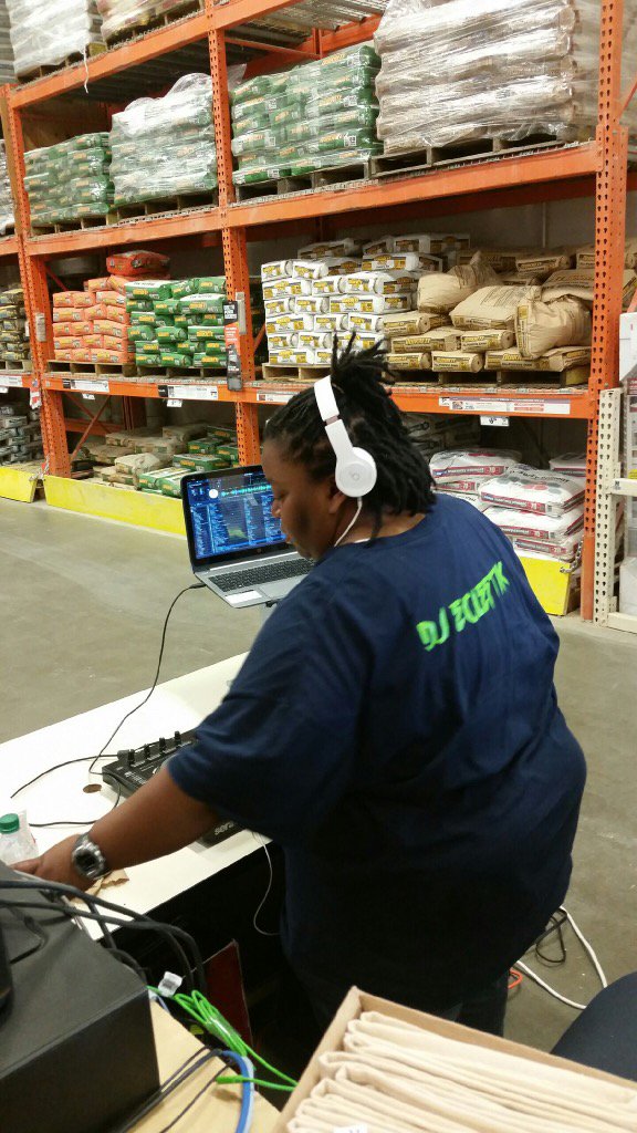 strachan_e's tweet photo. Music at the Pro Event at 8919. #Edmary #Jeffwatson #Swbest https://t.co/7jJ2GxAZyk