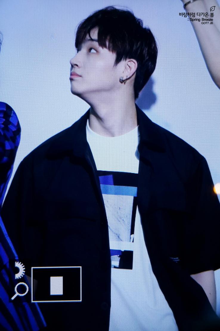 springbreeze16's tweet photo. 160623 FLY in SG Meet&amp;Greet 윗층 팬들한테도 이쪽저쪽 인사🙋👋👋 예뻥👼💖 #JB #재범 #GOT7 https://t.co/nUfgXO4iw4