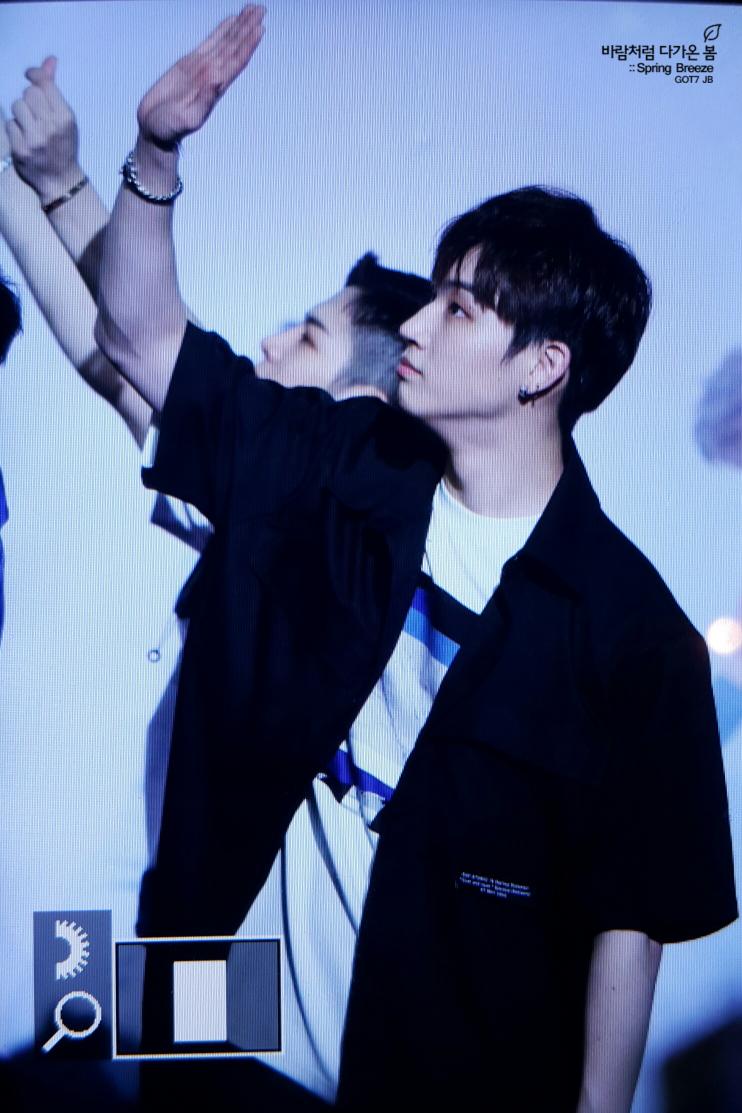 springbreeze16's tweet photo. 160623 FLY in SG Meet&amp;Greet 윗층 팬들한테도 이쪽저쪽 인사🙋👋👋 예뻥👼💖 #JB #재범 #GOT7 https://t.co/nUfgXO4iw4