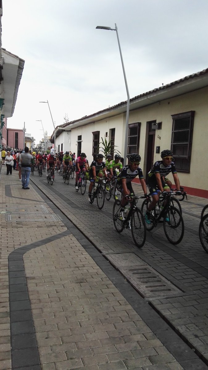 TwiitterosBuga's tweet photo. Alcalde deñ Buga @julianlatorreh dió partida a la etapa 10 de la #Vueltaa Colombia @Antena2RCN @elpaiscali https://t.co/WiTkTSKDgx