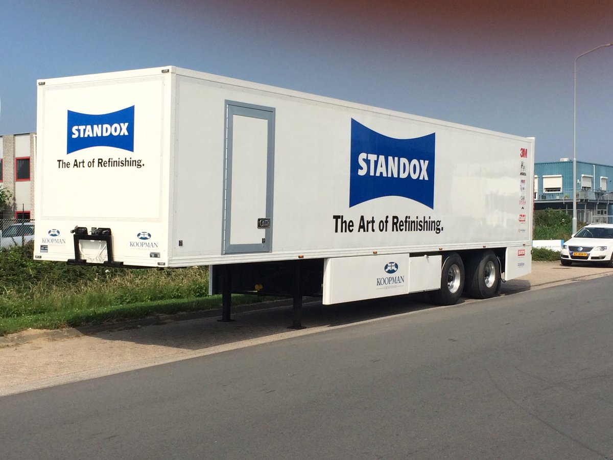 Organisatie Standox Spektakel, stap 1: men plaatse de Standox Trailer. #top