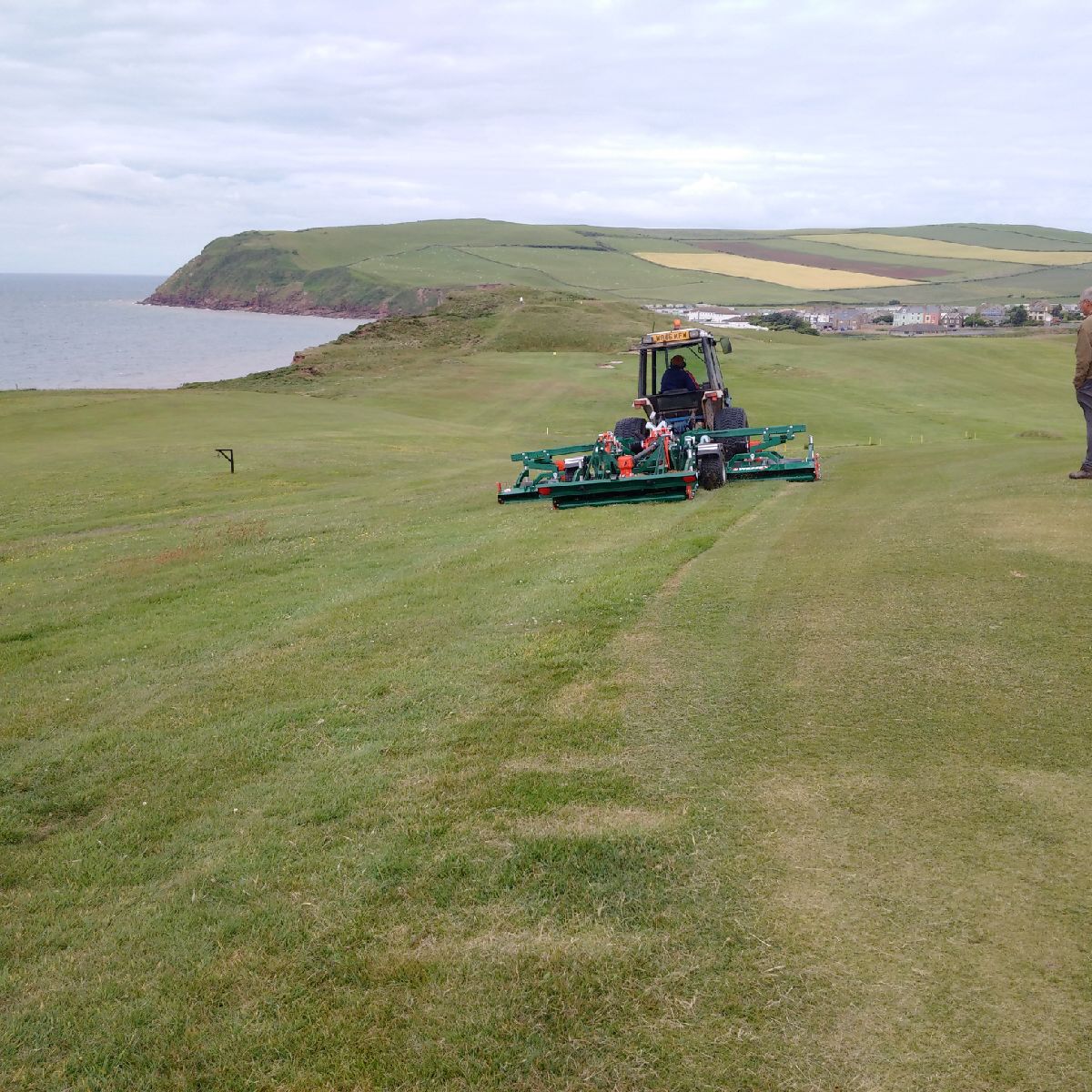 St Bees Golf club take delivery of their new CRX-410 @lloyd_ltd. Enjoy guys! #groundcare #golf #rollermower