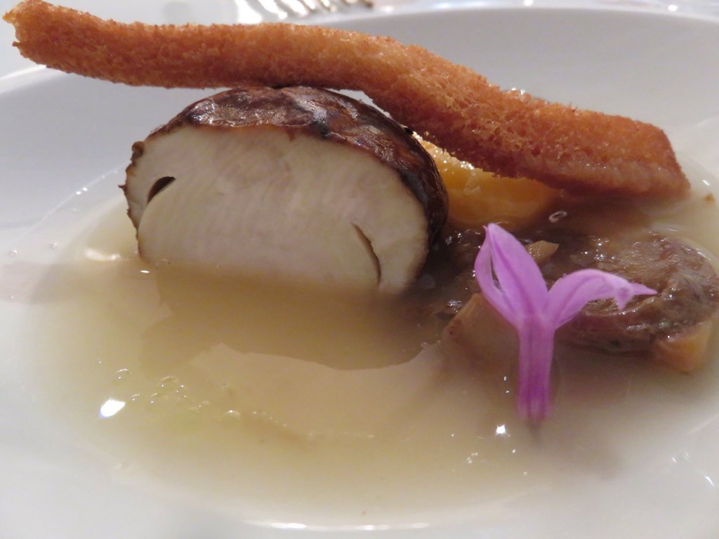 igorcubillo's tweet photo. Hongos asados con yema y jugo de ibéricos, más Mumm rosé. Club Náutico. Hotel López de Haro #Bilbao @GHMUMM https://t.co/I5MkFrtJLj