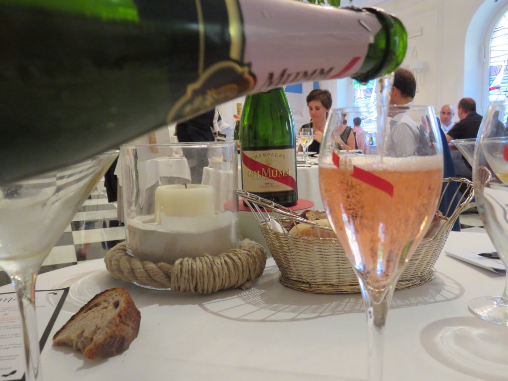 igorcubillo's tweet photo. Hongos asados con yema y jugo de ibéricos, más Mumm rosé. Club Náutico. Hotel López de Haro #Bilbao @GHMUMM https://t.co/I5MkFrtJLj