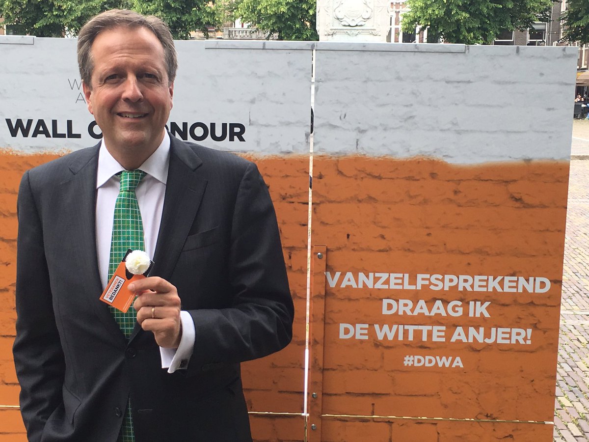 Dewitteanjer's tweet photo. @APechtold draagt de witte anjer @D66 #DDWA https://t.co/HAoD2rHuwk