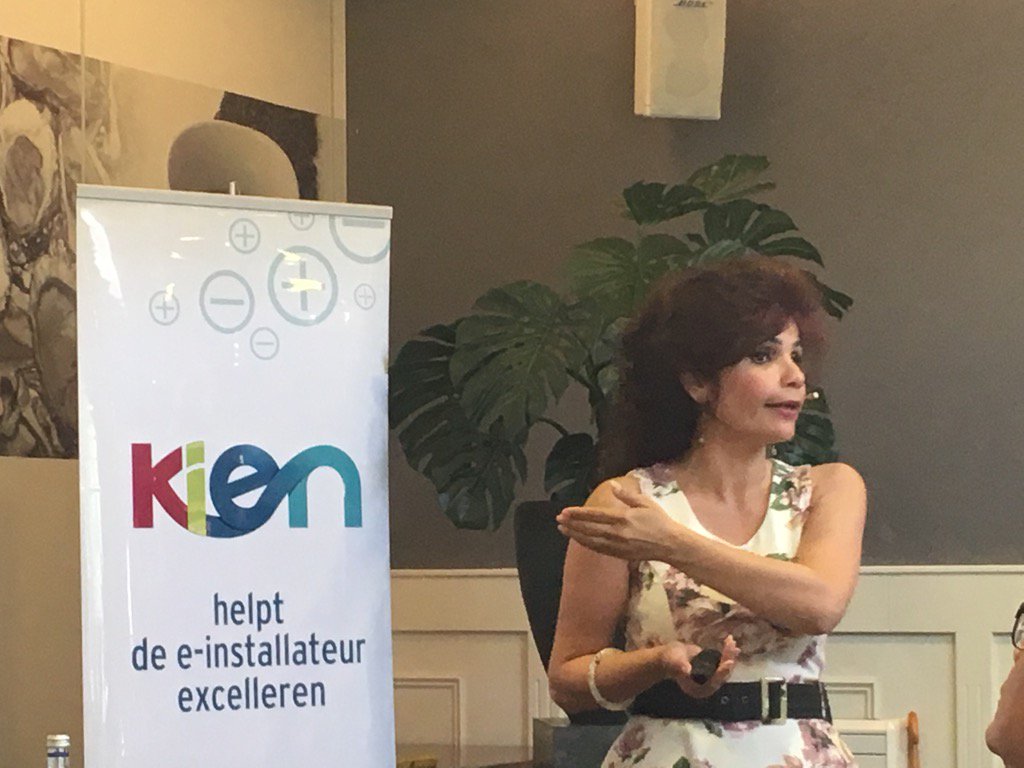 STEMimc_vhKIEN_'s tweet photo. Bericht @masi_mohammadi dat @IBMWatson rollen als docent volledig kan overnemen, wekt verbazing zaal. #technodag https://t.co/2D8Q6Ilny8
