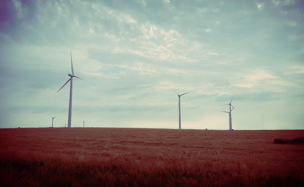 ClaytonRisner's tweet photo. Hanging out with some turbines in Kansas! On our way to Colorado for a show! #partofmetour #colorado #kansas https://t.co/ySZYpqzETD