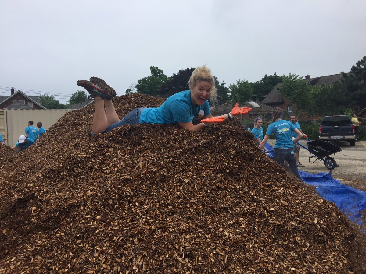 valmoody's tweet photo. queen of Mulch!!! @missfallynn #AbbVieGivesBack https://t.co/vvVAjKQJUT
