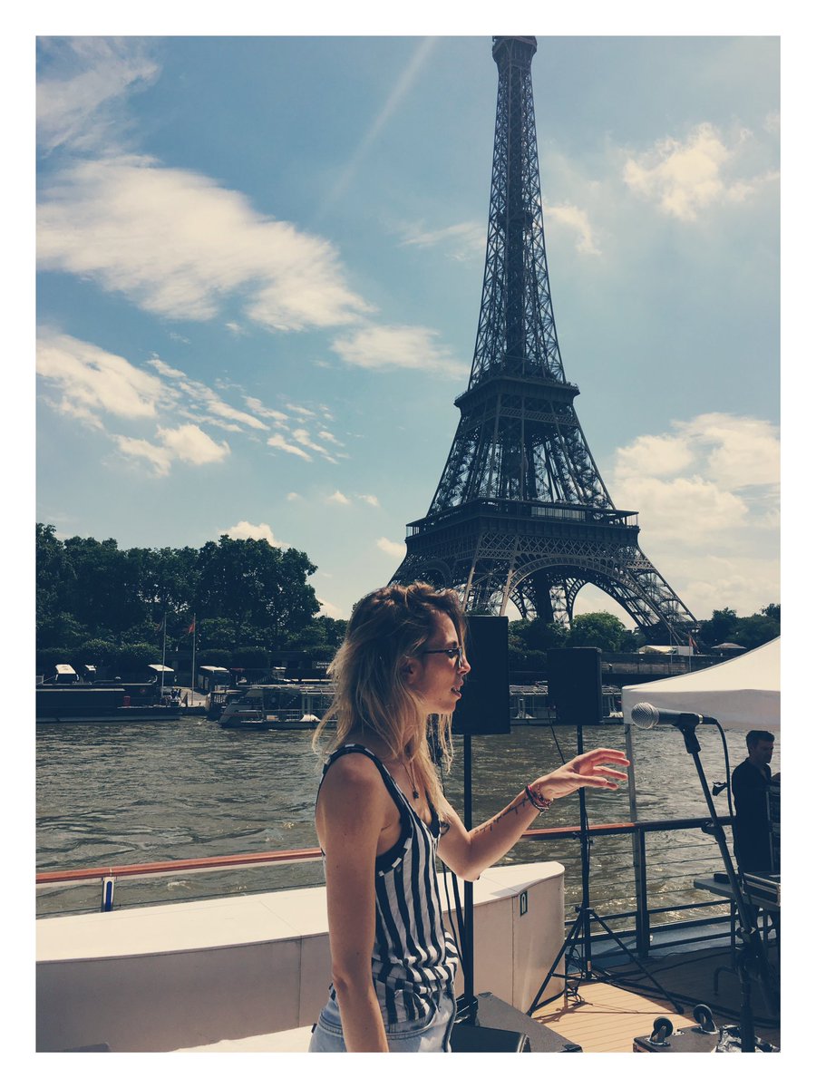LikesBerry's tweet photo. Ce soir concert sur l'eau pour  @Radio1077 ! #HAppy #paris #LikesBerry #TourEiffel https://t.co/93wLaYigxm