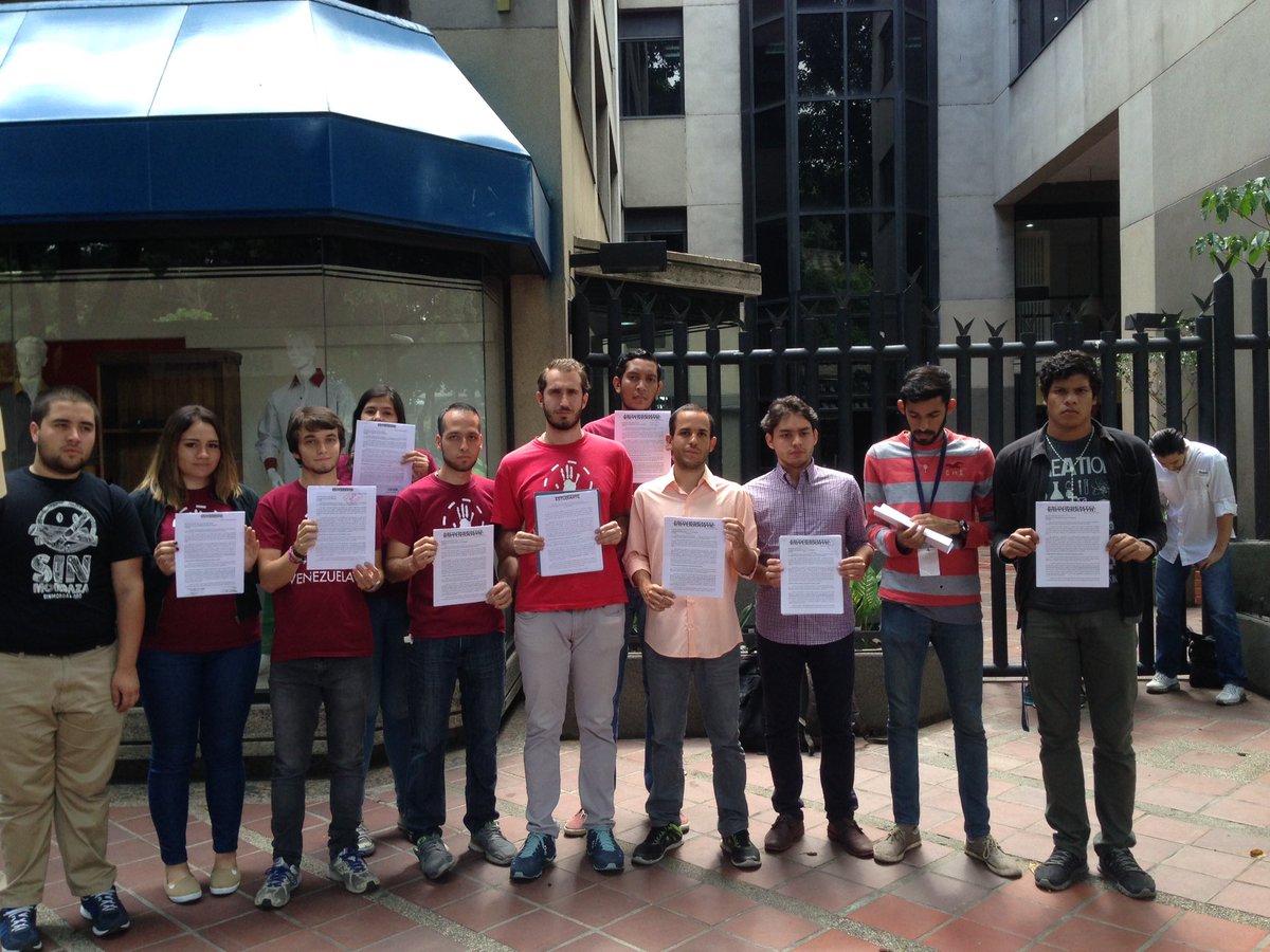 HaslerIglesias's tweet photo. Los estudiantes presentamos ante las 35 embajadas de países OEA las razones para activar la carta. #SiALaCartaOEA https://t.co/xlelijnUrz