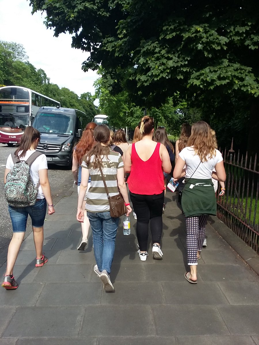 CuthleWrfc's tweet photo. Having a wee explore 🌞 #CuthleWorldTour https://t.co/azDRKY7xM3
