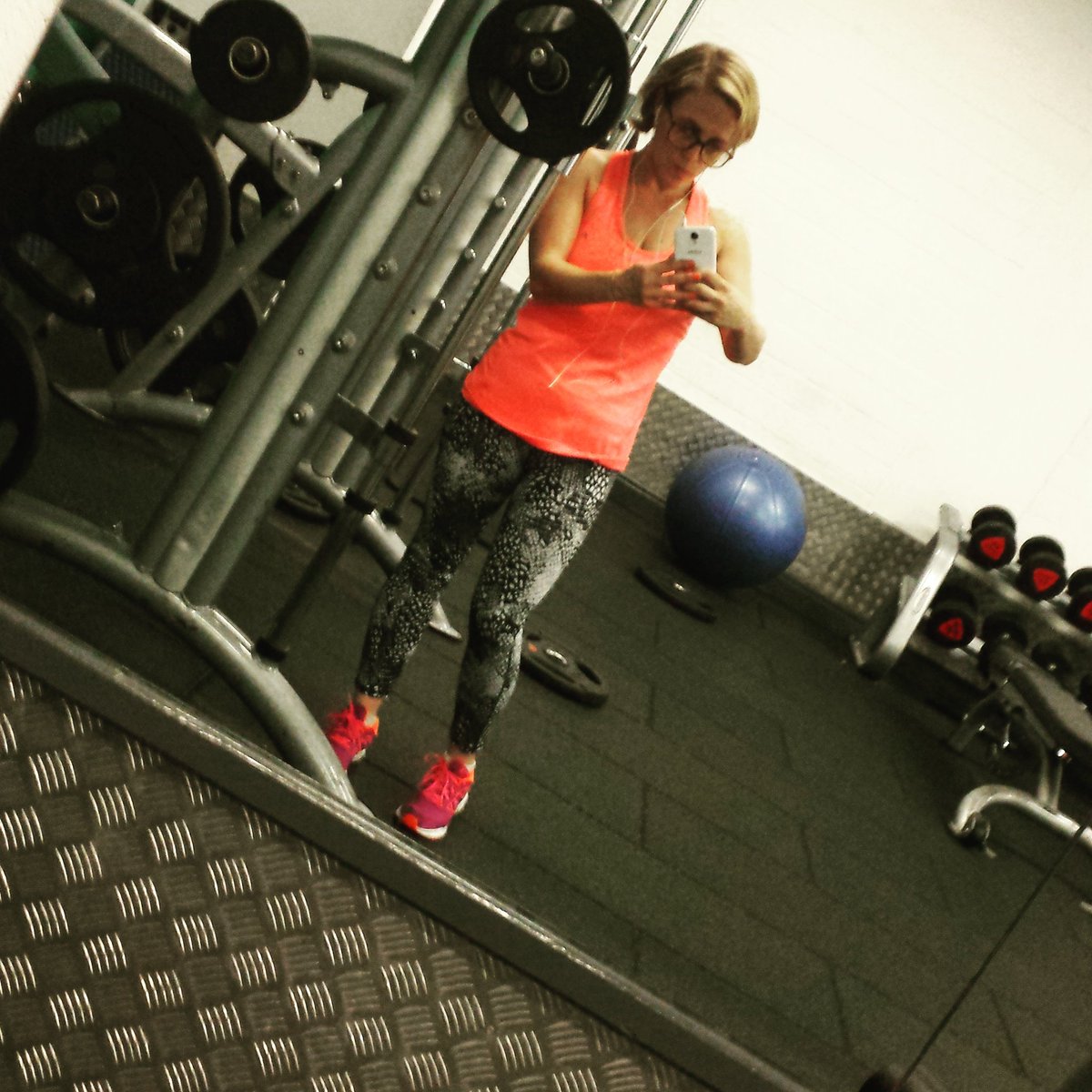 misskarriep's tweet photo. barbell drop sets-chest, triceps, shoulders, back, hamstrings and quads w/core on swissball btwn sets #myabsolution https://t.co/Z57J0wPeCv