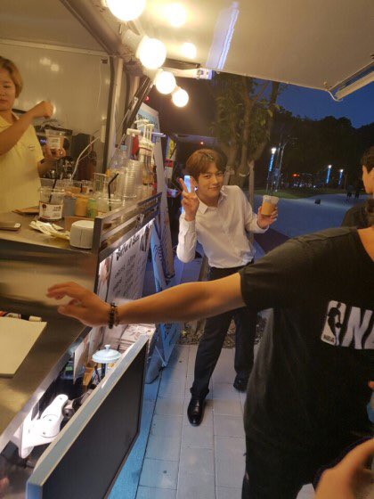 160623 "หน่อง" 😬✌🏻️(เครดิตภาพ kfoodtruck) m.blog.naver.com/kfoodtruck/220…