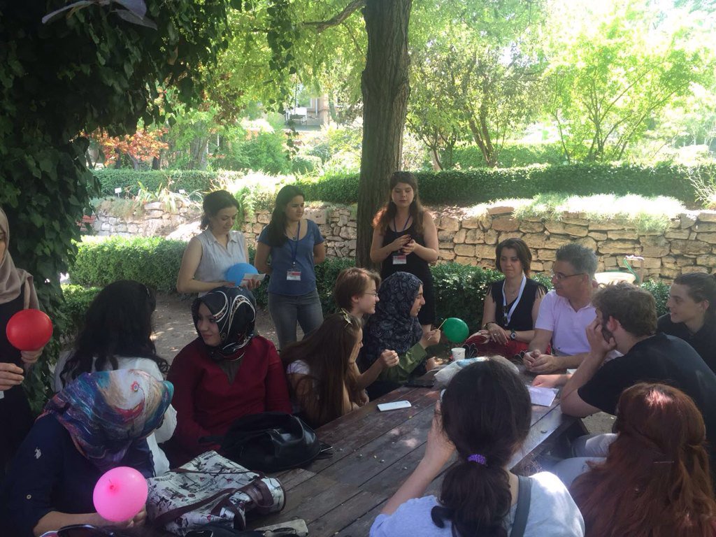 İ.Ü Botanik bahçesinde  genç filozoflarla kavanozdaki beyin ile  Theseus'un gemisini tartışıyoruz.