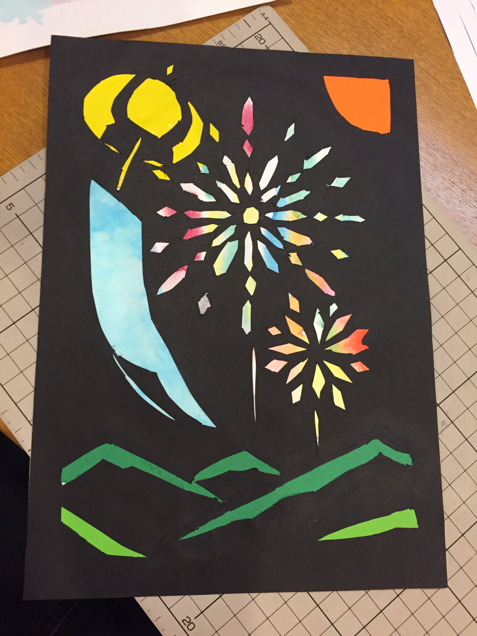 切り絵作家 草太 本日 切り絵教室での生徒さん作品 風鈴と花火 夏の夜の雰囲気が良く出ています 16 6 23 岐阜市文化センター1f Cafe Berry Farmにて T Co Phr68frnz2 Twitter
