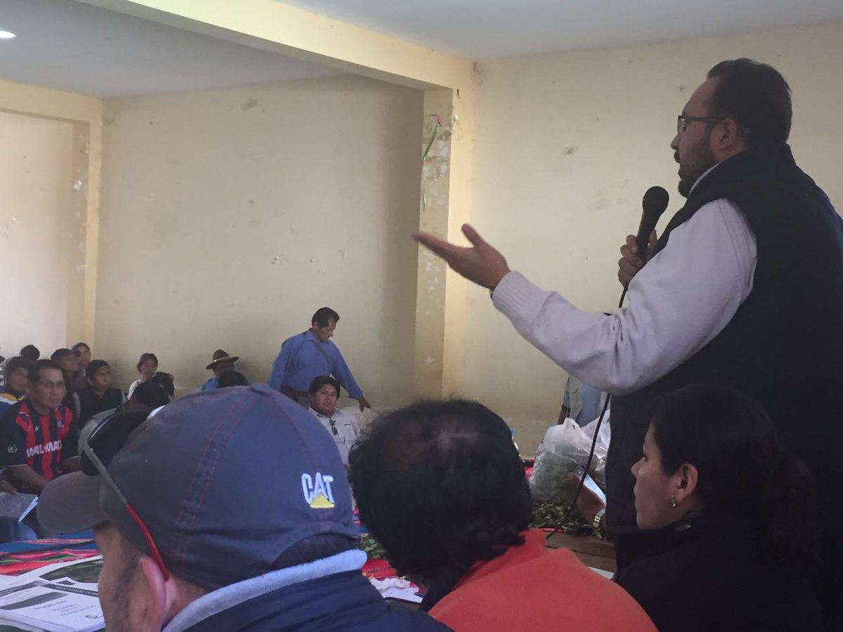 CarreterasBo's tweet photo. Ministro de Obras Milton Claros y la presidenta de la ABC Noemí Villegas brindan detalles a dirigentes yungueños. https://t.co/pMp0NRgf7S