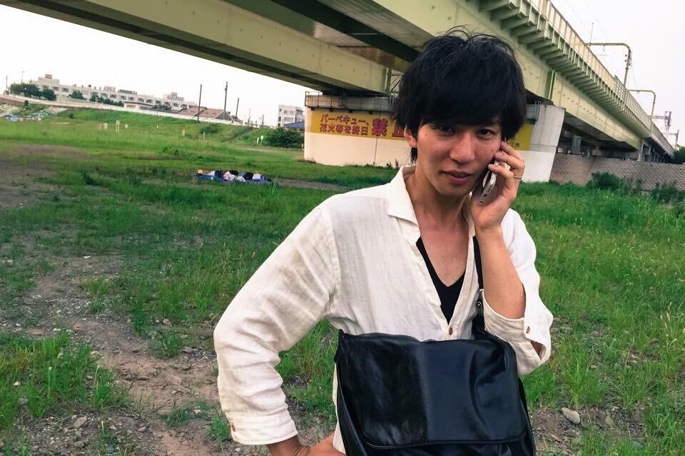 大川竜弥 フリー素材 イケメンツイッタラーの会話を盗み聞きするフツメン