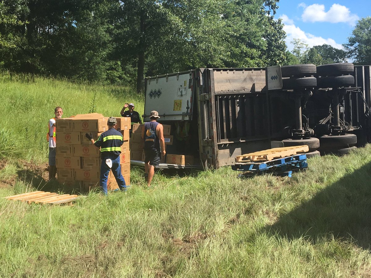 JanelForte's tweet image. Truck carrying 40,000 lbs of Popeyes biscuits overturns on Highway 59, shutting down the northbound lanes