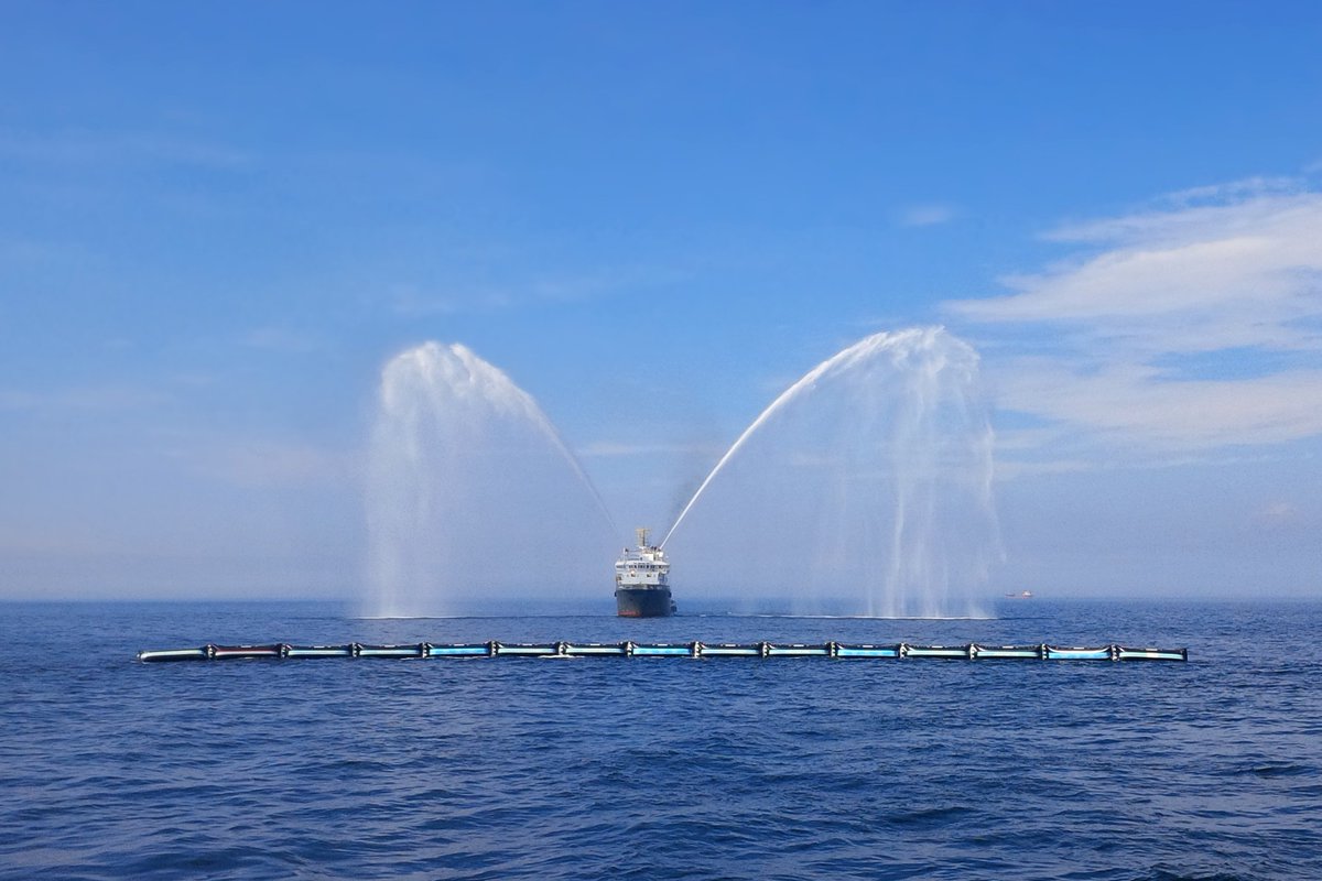 TheOceanCleanup's tweet photo. Prototype successfully deployed, mission accomplished.

#TOCPrototype https://t.co/jtFo2QfwQ7