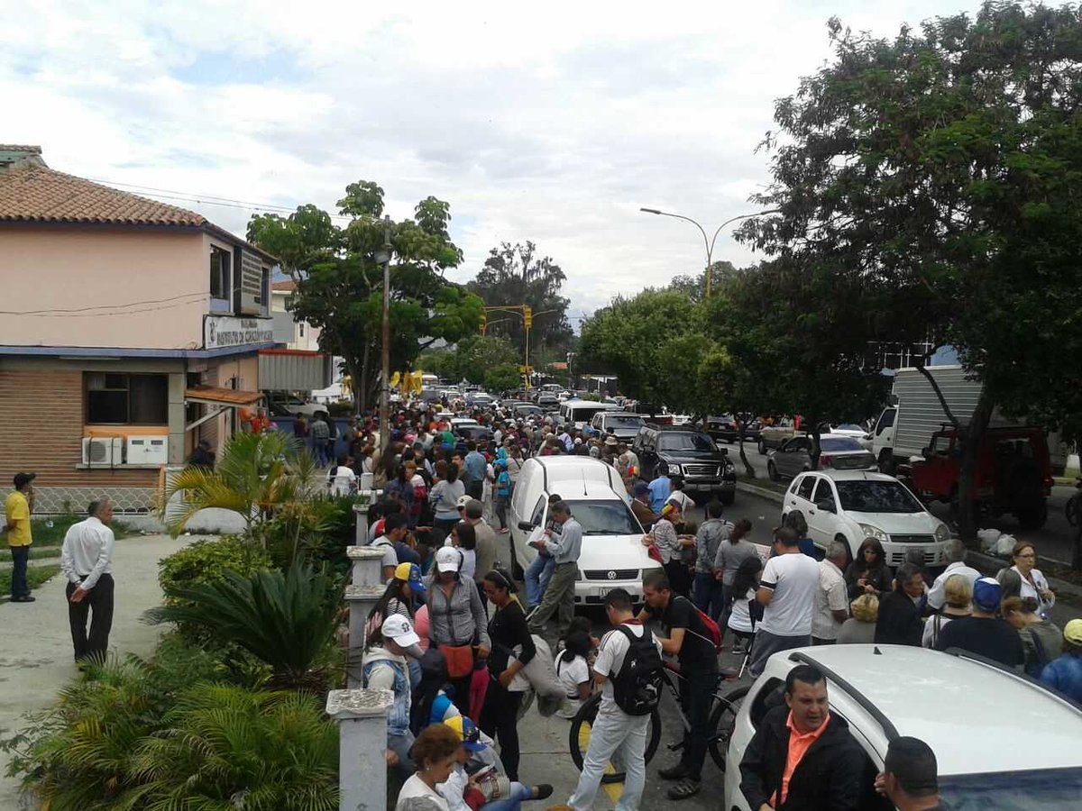 leoperiodista's tweet photo. Así está la cola para validar firmas en Mérida https://t.co/vBWNdNcq4z