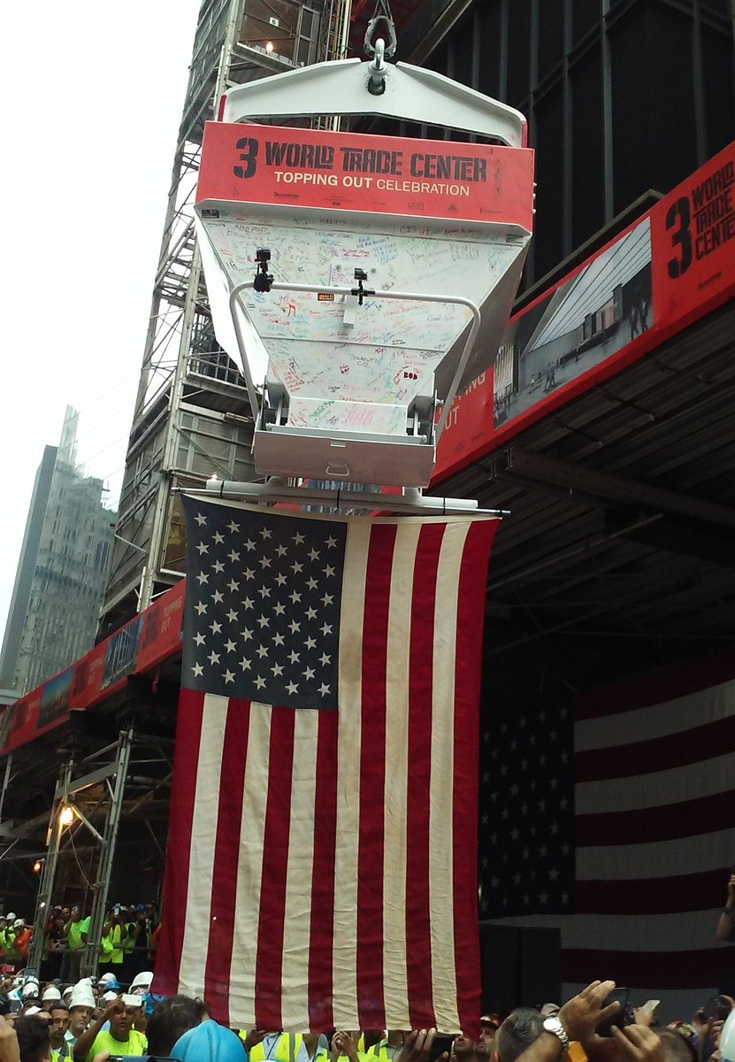 ALEJOrincon's tweet photo. There it goes! 1,069 feet high! #3WTCToppingOut https://t.co/UVcL9bN0FW