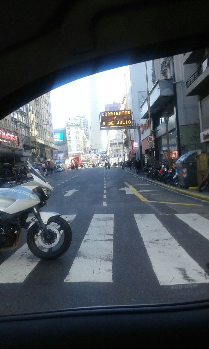 TaxiRamone's tweet photo. "Encuentro de trabajadores precarizados". Serán los choferes de #Uber_ARG ?? https://t.co/uixnKI6ruU