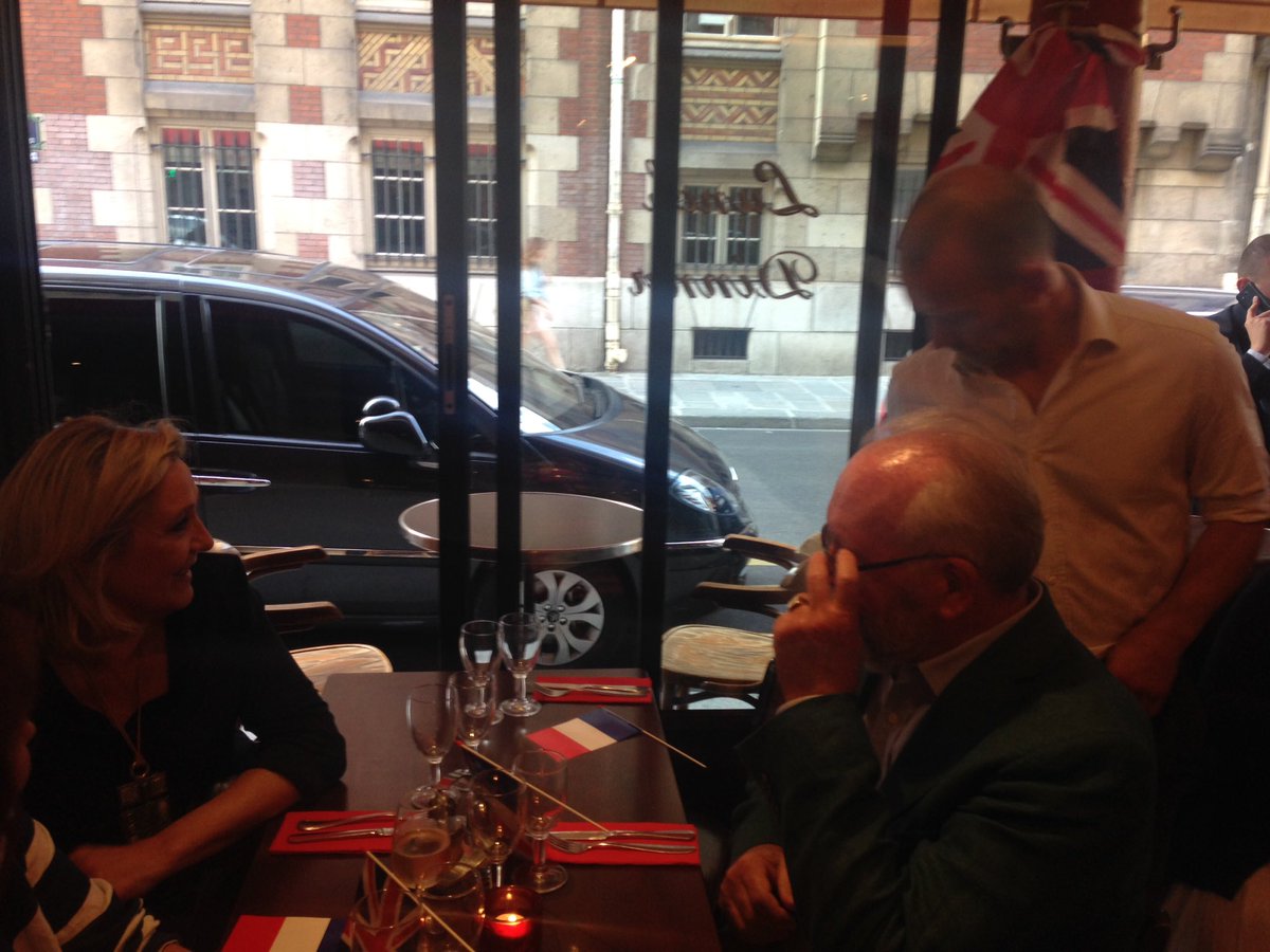 f_philippot's tweet photo. Ambiance franco-britannique pour célébrer la liberté des nations ! https://t.co/A0rVVhno78