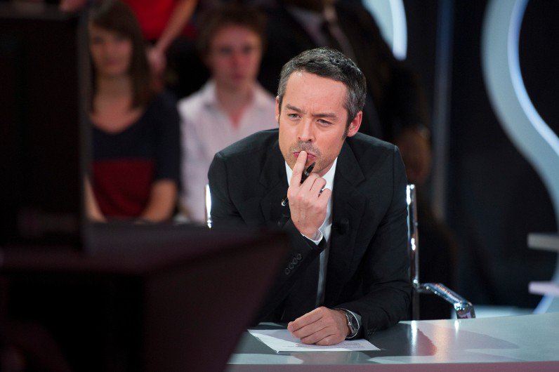 RTLFrance's tweet photo. "Le Petit Journal", l'émission qui a dépoussiéré la politique #LPJ > https://t.co/l2KlV7r9kt https://t.co/GhexH2zxBx