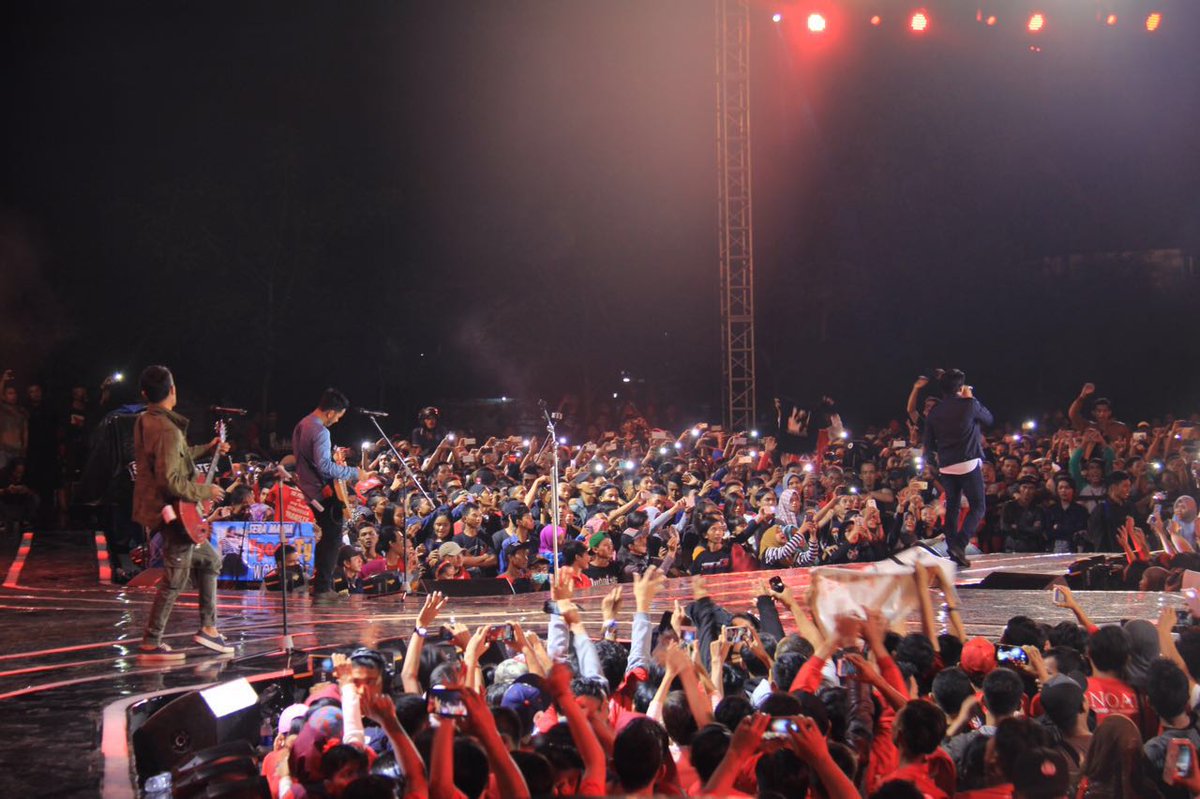 NOAH_ID's tweet photo. Rasa sesal di dalam hati.. diam tak mau pergi.. ya !! Yang Terlupakan, semua ikut bernyanyi di Gema Ramadhan @SCTV_ https://t.co/JpupuHfSMc